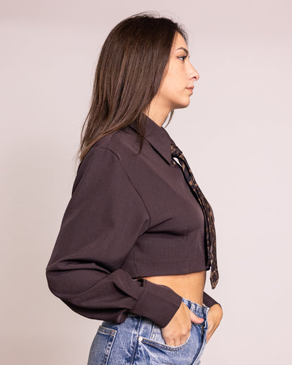 Camicia cropped con cravatta leopard