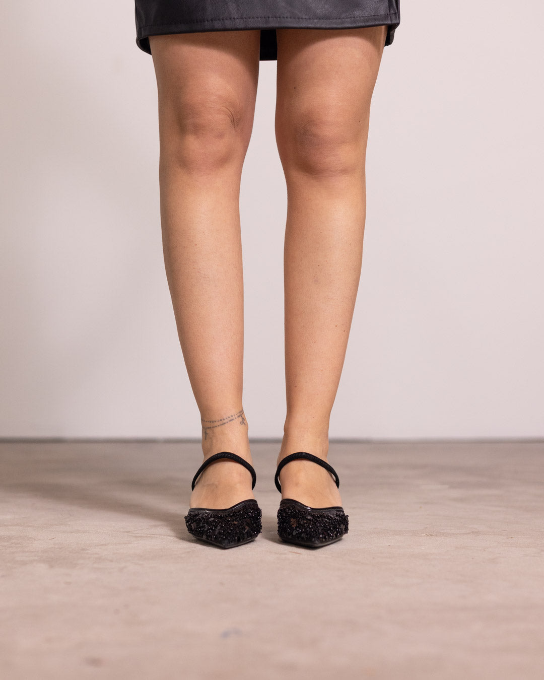 Décolleté a punta con decorazioni