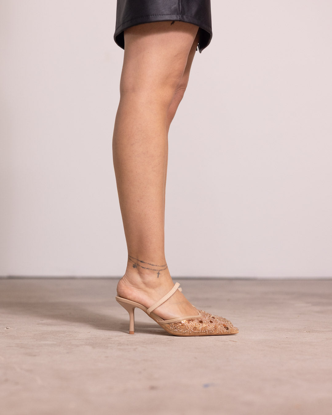 Décolleté a punta con decorazioni