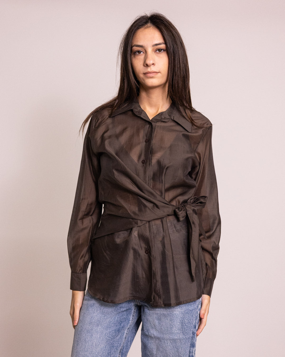 Camicia con finta balza e fiocco laterale