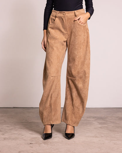 Pantalone barrel leg scamosciato