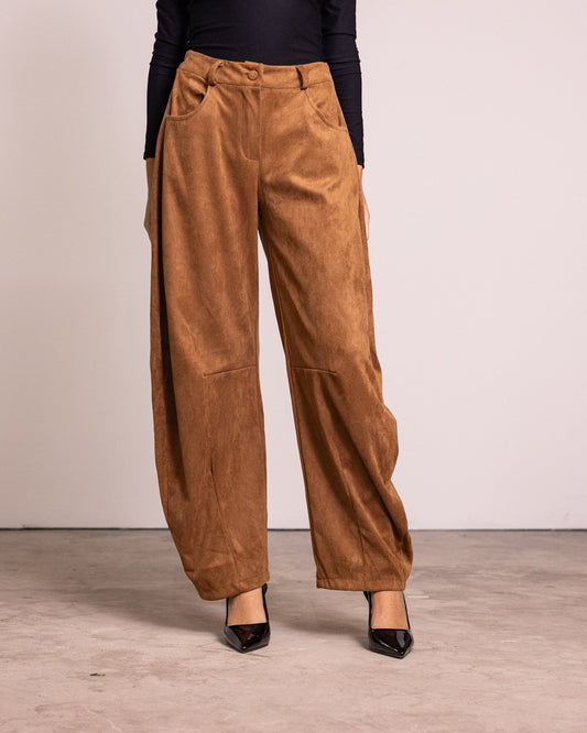 Pantalone barrel leg scamosciato