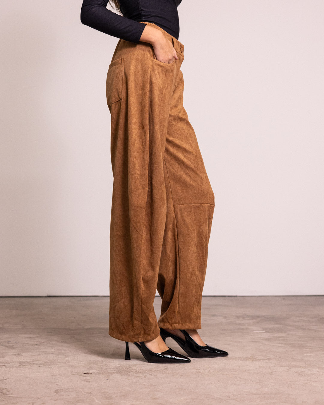 Pantalone barrel leg scamosciato