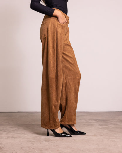 Pantalone barrel leg scamosciato