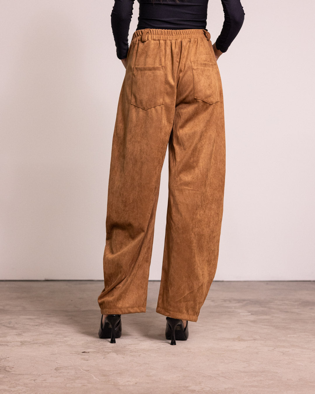 Pantalone barrel leg scamosciato